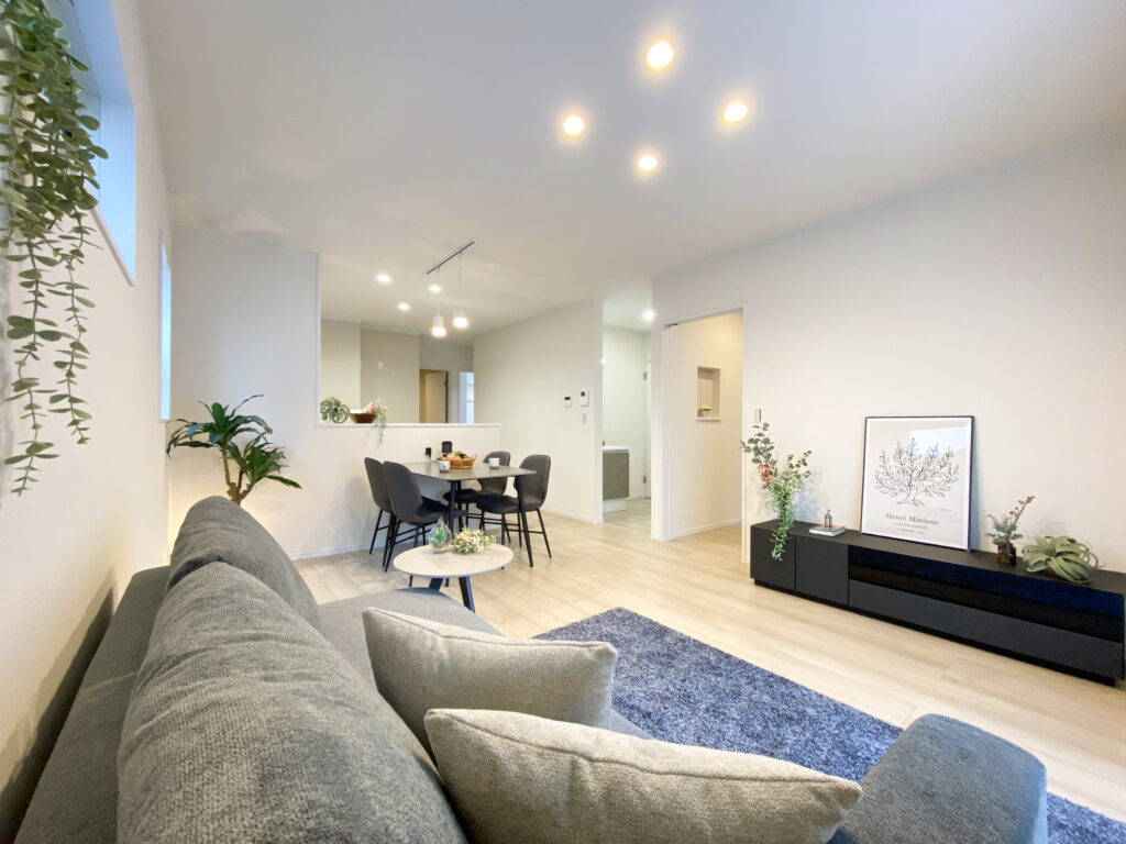 子どもの笑顔が育つ、22坪の平屋モデルハウスリビング・LDK｜富士市厚原｜IDK株式会社